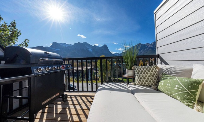 Cougar Creek House | Staying 8ppl, 5 min to DT. 3 bedrooms, mountain View, AC, Free parking, townhome