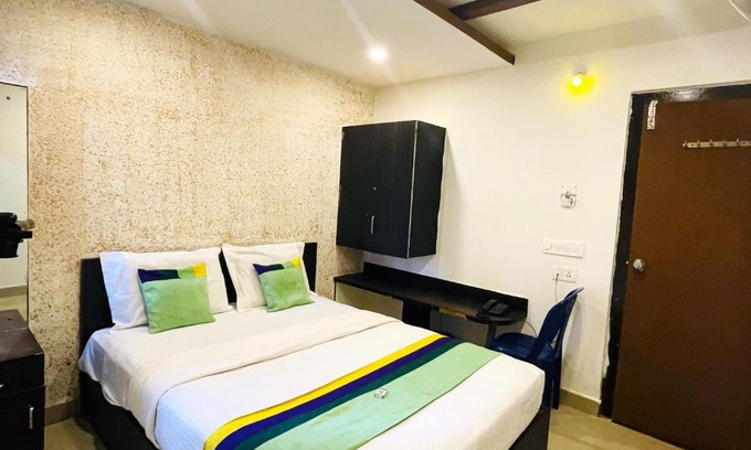 Mysore Hotel | STAYMAKER ABS Comforts - Opp St Philomena Church