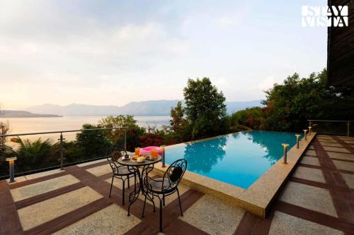 Wai Villa | StayVista at Laguna Escape with Deck, Pool, Bathtub