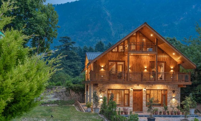Old Manali Villa | StayVista at The Artisans' Chalet with Indoor Jacuzzi