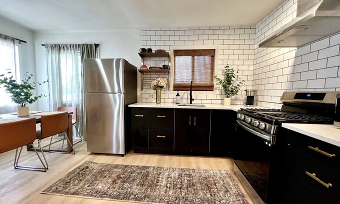 Newhall House | Steps away from Restaurants, bars, shops & more!