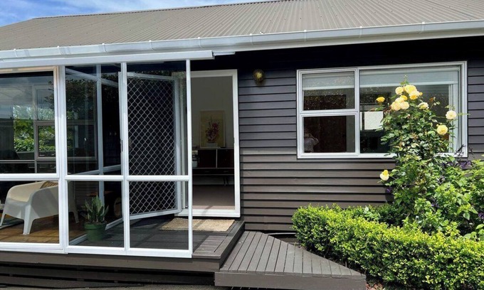 Narrow Neck House | Steps from Cheltenham Beach and Local Delights!