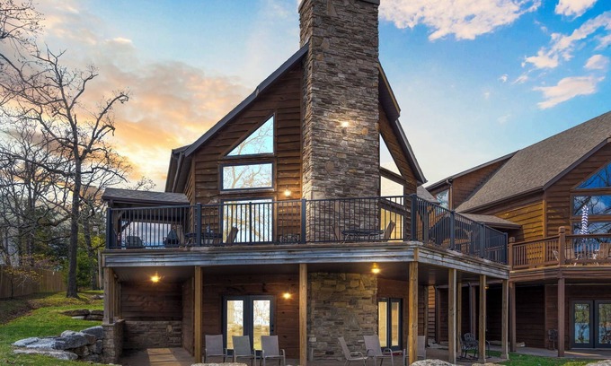 Branson House | Steps to Lake from Lodge Boat Slip Free Daily Attraction Tickets Ping Pong Table