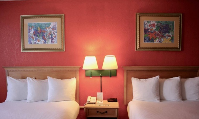 St. Pete Beach Resort | Steps to the Beach! Superb 2 Beach Front Units! Pool, Bar, Parking