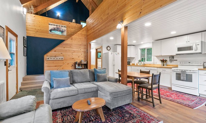 Skykomish Cabin | Stevens Pass Basecamp- perfect adventure base!