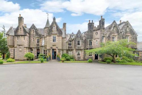 Birnam Apartment | Stewart Apartment - A unique Apartment in countryside park with WIFI and access to bar and pool