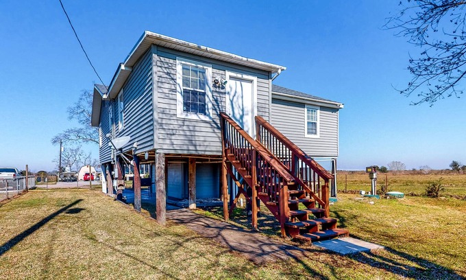 Freeport House | Stilt home near water - full kitchen, dog-friendly