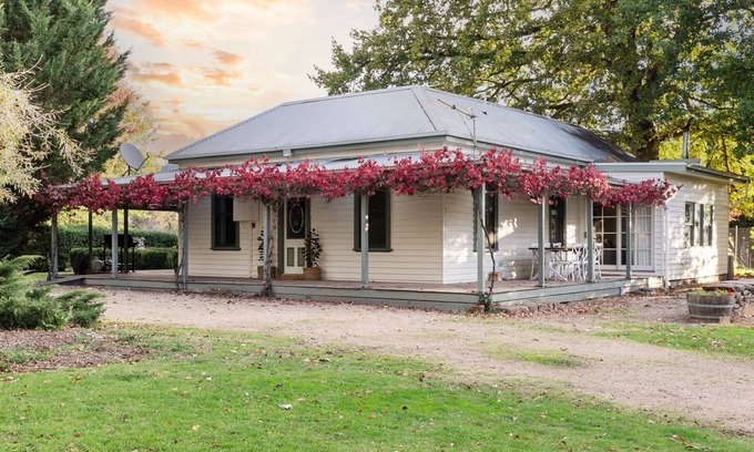 Mansfield Cottage | Stirling Homestead set on a beautiful historical 75-acre property.
