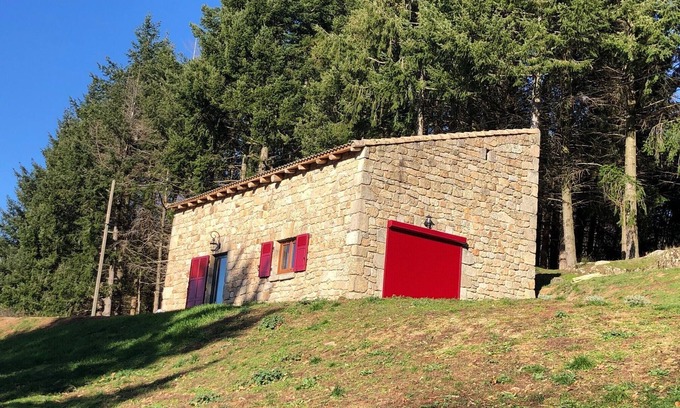 Saint-Apollinaire-de-Rias House | Stone and wood character house in a newly converted sheepfold.
