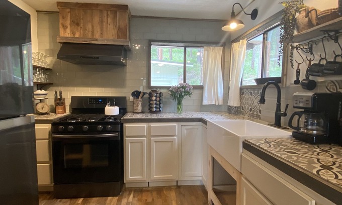 Missoula House | Stone House Cabin with Mountain View 4 miles to the University & Downtown