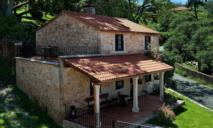 Laxe House | STONE HOUSE WITH PORCH AND TERRACE