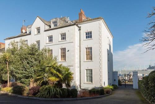 Mylor Churchtown Apartment | Stone's Throw - 2 Bed Apartment Centre of Falmouth