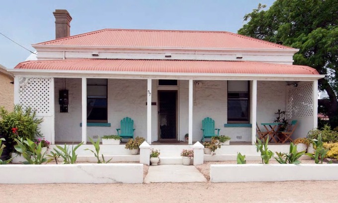 Wallaroo House | StoneScape Retreat: Blend of Wallaroo's Historic Charm and Beach Getaway