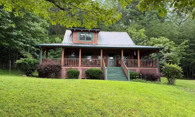 Warne Cabin | Storybook log cabin Blue Ridge Mountains NC