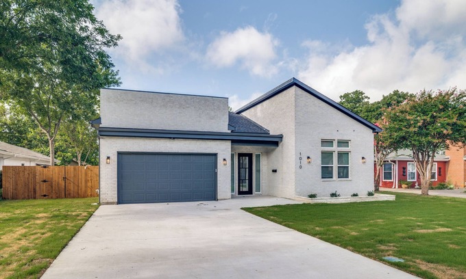 Garland House | STR 4BR Downtown Home. BBG Grill, Fire Pit & Yard