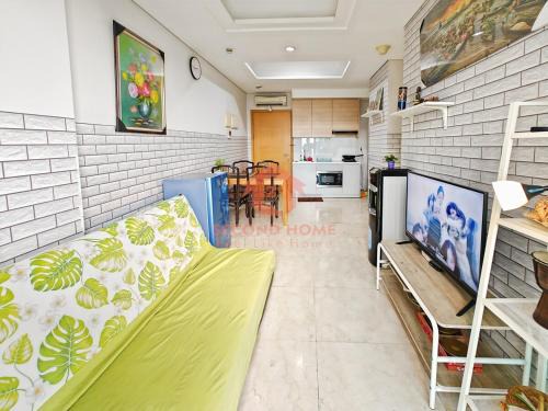 Central Jakarta Apartment | Strategic 2BR Capitol Apt Pool, Gym, Wi-Fi