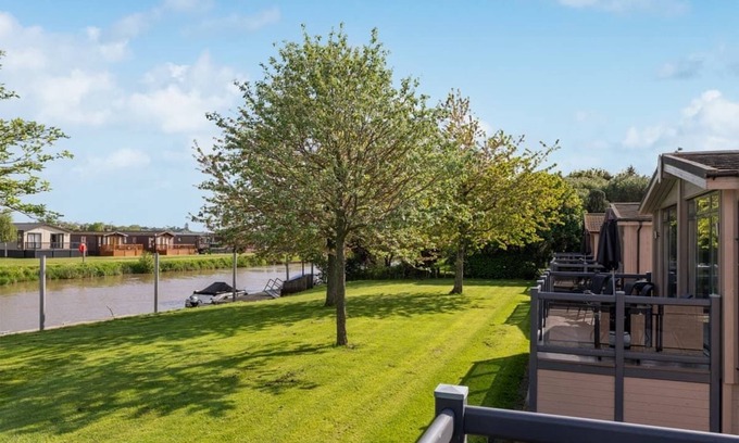 Tiddington House | Stratford Caravan WCF (Pet)