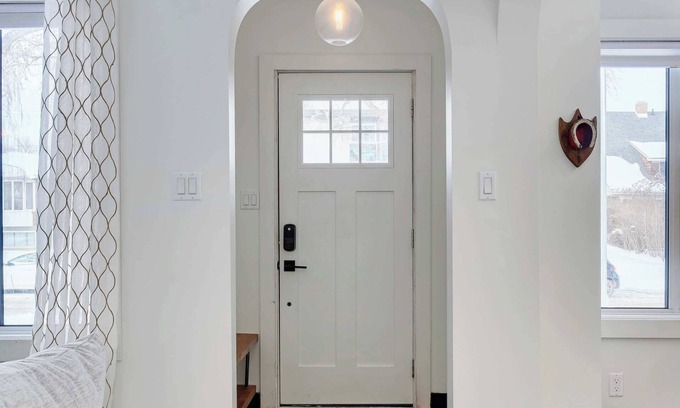 Edmonton House | Strathcona. Sleeps 6. Steps from Whyte Ave.