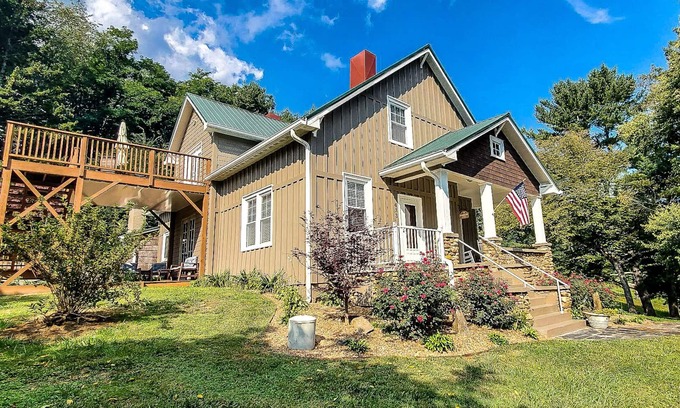 West Jefferson House | Stretch Out & Stay Awhile @Walnut Hill Estate- Comfy Beds, Cozy Living & More