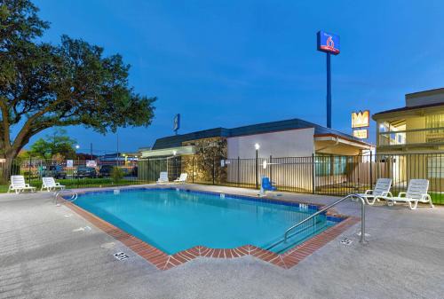 Denton Hotel | Studio 6-Denton, TX - UNT