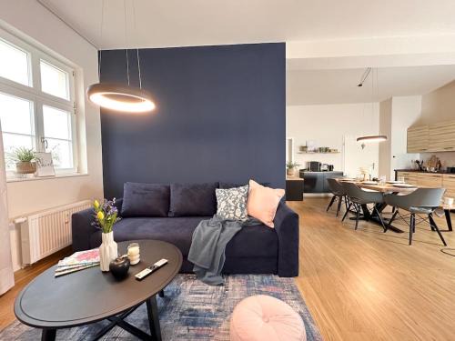 Kleinwelka Apartment | Studio Alte Mädchenschule, Sauna, 6 Personen, Hund, am Saurierpark, Boxsprinbetten, gratis Kaffee und Tee, Minibar