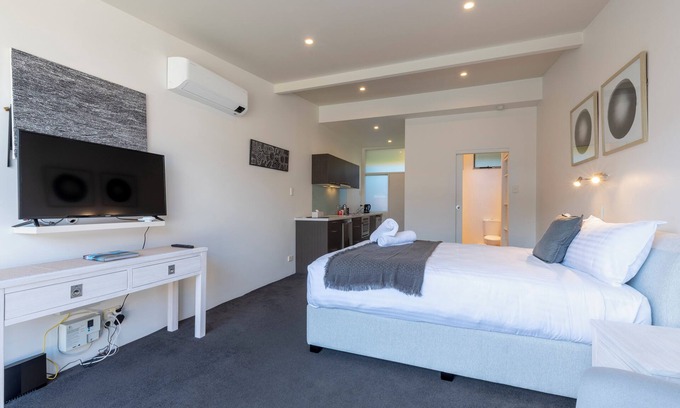 Hobart Central Business District Apartment | Studio Apartment - 5 Mins to CBD - Free Parking - Sandy Bay