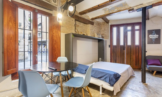 Barrio del Carmen Apartment | Studio Apartment 'Bajo En El Centro' with Wi-Fi