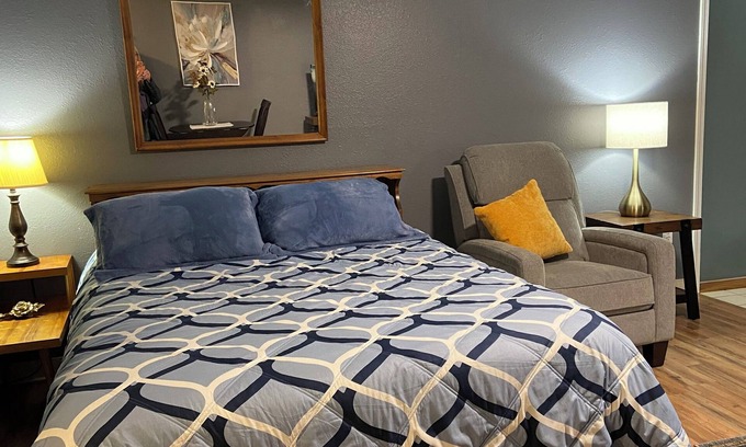 College Apartment | Studio apartment centrally located place near shopping, dining and attractions