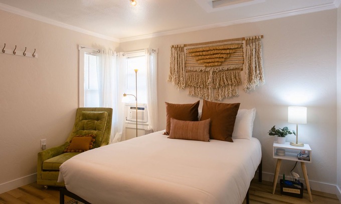 Gold Hill Apartment | Studio apartment directly on the Rogue River with parking