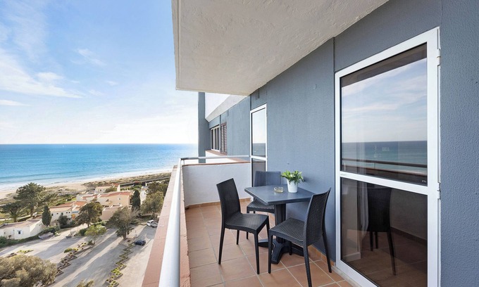 Torralta Apartment | Studio Apartment 'Estúdio Vista Mar Atlântico' with Sea View, Pool & Wi-Fi