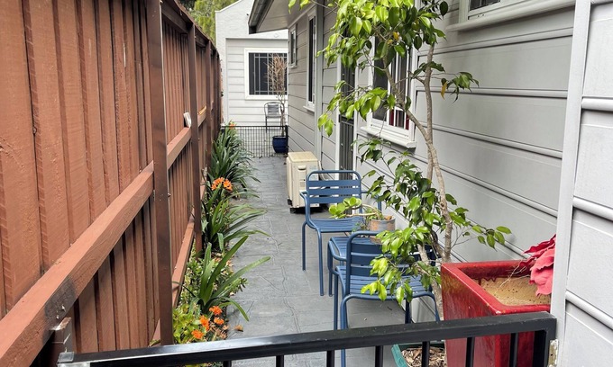 Manly Apartment | Studio apartment minutes to beachn
