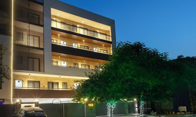 DLF Phase 3 Bed & Breakfast | Studio Apartment with balcony near DLF Cyber City