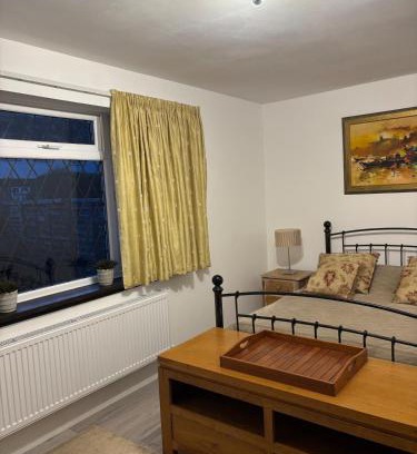 West Twickenham Apartment | Studio apt with private parking
