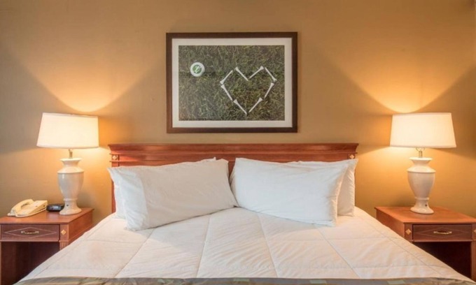 Cheat Lake Apartment | Studio at Lakeview Golf Resort w Indoor Pool & BBQ Area