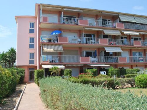 Le Lavandou Apartment | Studio cabine avec jardin privé face plage du Lavandou - 4 couchages - FR-1-803-52