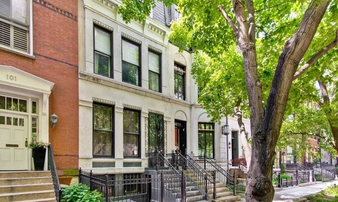 Gold Coast Apartment | Studio flat in the heart of Chicago's Gold Coast