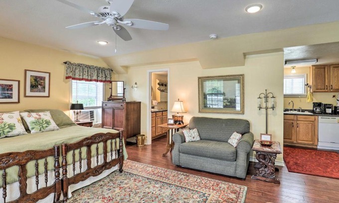 Oakwood Apartment | Studio in College Station with Expansive Deck!