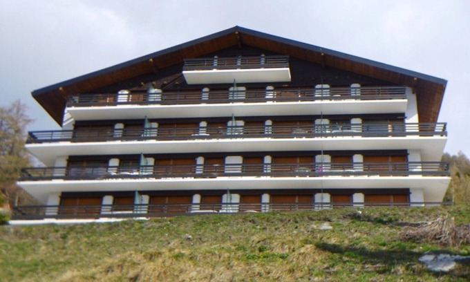 Veysonnaz Apartment | Studio in Veysonnaz with Stunning Mountain Views