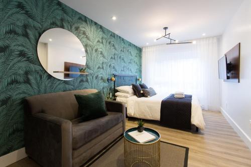 Little Italy Apartment | Studio Palms Steps from JeanTalon Market Full Bath by Den Stays