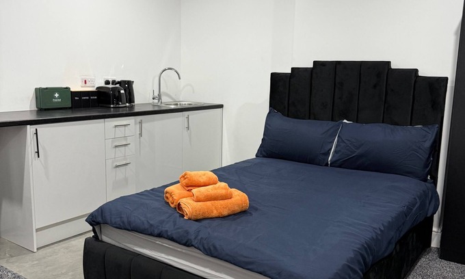 Luton Apartment | Studio - Sleeps 2 - Parking - Wifi
