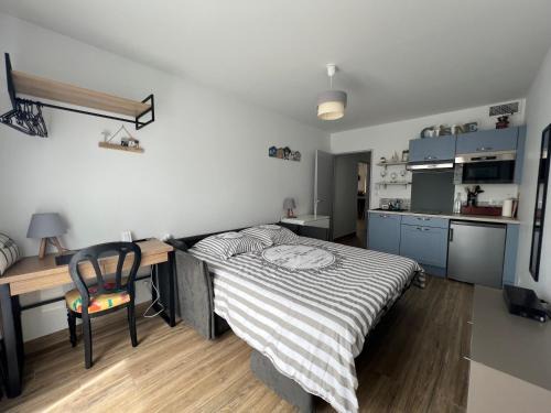 Angoulins Apartment | Studio tout confort climatisé avec jardinet, en centre bourg, proche plage, mer, La Rochelle et Chatelaillon
