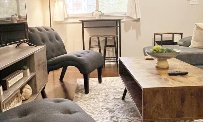 First Ward Apartment | Studio Townhouse in Uptown King Bed-Wi-Fi-Full Kitchen- Washer & Dryer