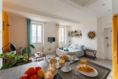 Hotel-de-Ville Apartment | STUDIO VIEUX-PORT VUE BASILIQUE NOTRE-DAME