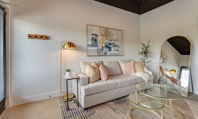 Nashville Apartment | Studio with 2 Queen Beds 7 mins to Broadway!