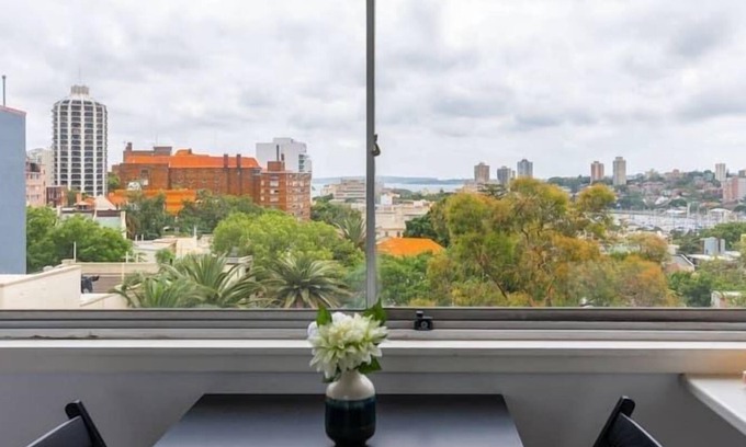 Kings Cross Apartment | Studio with Stunning Views & Free Parking