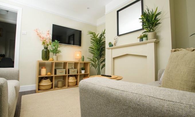 Lincoln House | Stunning 2 Bedroom Home | Free Parking & Wi-Fi
