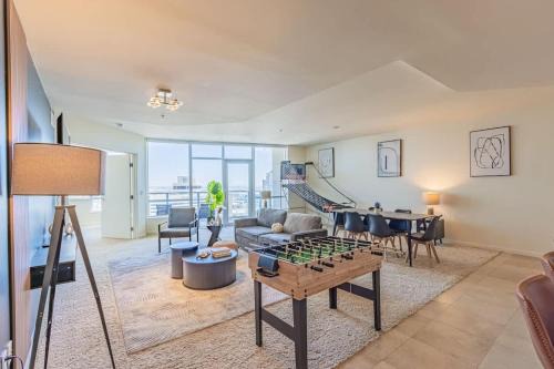 Downtown Phoenix Apartment | Stunning 2BR DT HighRise, Gym, Pool, W-D, Parking, Golf