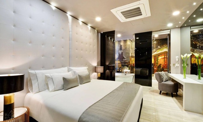 Popular Apartment | Stunning 2BR Suite w/Jacuzzi right on Lleras Park