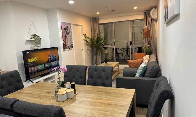 Parnell Apartment | Stunning 3 bd 2 bth city apt - Pool and Carpark
