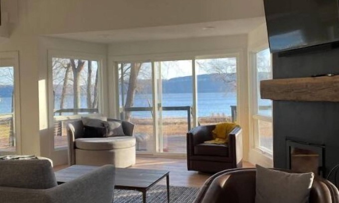 Frontenac House | Stunning 3 bed/3bath Renovated Cabin on Lake Pepin
